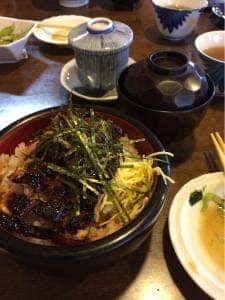 うな平