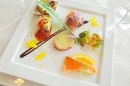 RESTAURANT & WEDDING LAUT