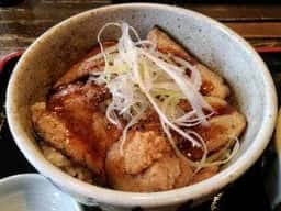 豚丼と摩周そば くまうし