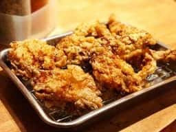 骨付鳥、からあげ、ハイボール がブリチキン。歌舞伎町店