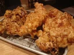 骨付鳥、からあげ、ハイボール がブリチキン。金山本店