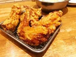 骨付鳥、からあげ、ハイボール がブリチキン。難波4丁目店