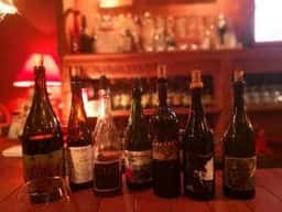 ワインバー 赤い店