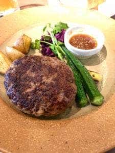 野菜を食べるハンバーグ屋さん