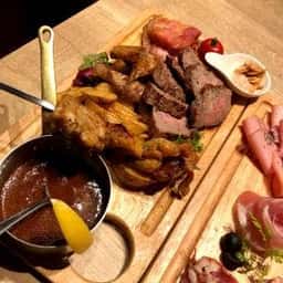 和牛炙り寿司×チーズ料理 肉バルミート吉田 名駅店