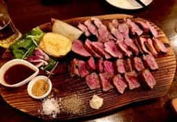 今宵、成田で世界の肉料理とごほうびワインを