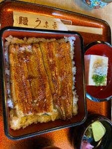 うな平