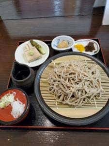 俵山湧水そば