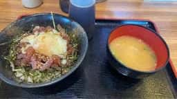 まぐろユッケ丼と定食 三崎屋
