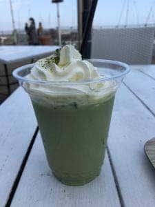 海を見ながら食べると幸せになれるアイス