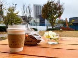 まちの本とサンドイッチ