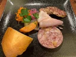 部位ごとに調理法を変える豚肉専門店 グロワグロワ