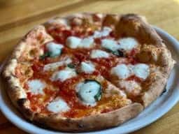 赤い窯のピザ屋さん La Luna Verde