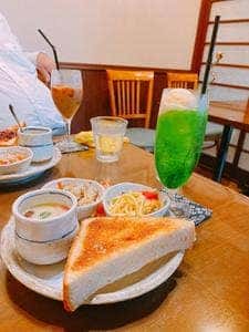 琲より