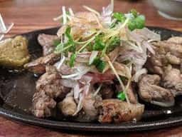 地鶏や 虎視眈々