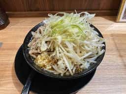 牛もつ煮込みと極太肉そば 権三
