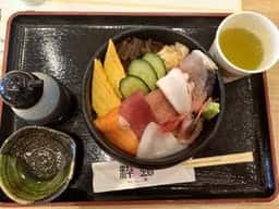 氷見海鮮丼 粋鮨 三井アウトレットパーク北陸小矢部店