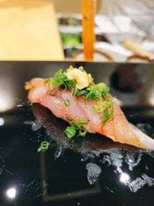鮨 利修