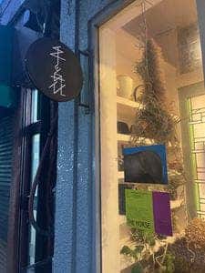 手と花