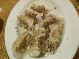 肉汁餃子と煮込みの酒場。しんちゃん