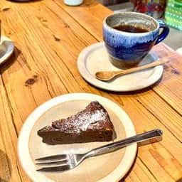 EARTH TREE CAFE