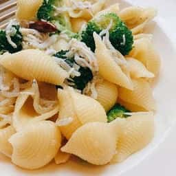 grigio la tavola