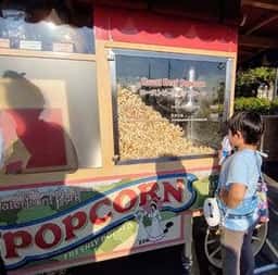 ポップコーンワゴン リバティ・ランディング・ダイナー前