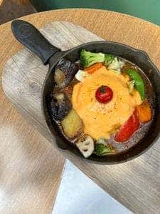 スキレットカレーこな雪とんとん 道と川の駅 花ロードえにわ