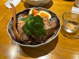 食堂でべこ。