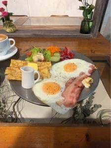 クレープとエスプレッソと花束を