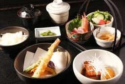 肉と魚とめん料理が充実している店 なにがし 一宮店