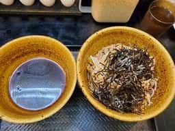 なぜ蕎麦にラー油を入れるのか。新橋店