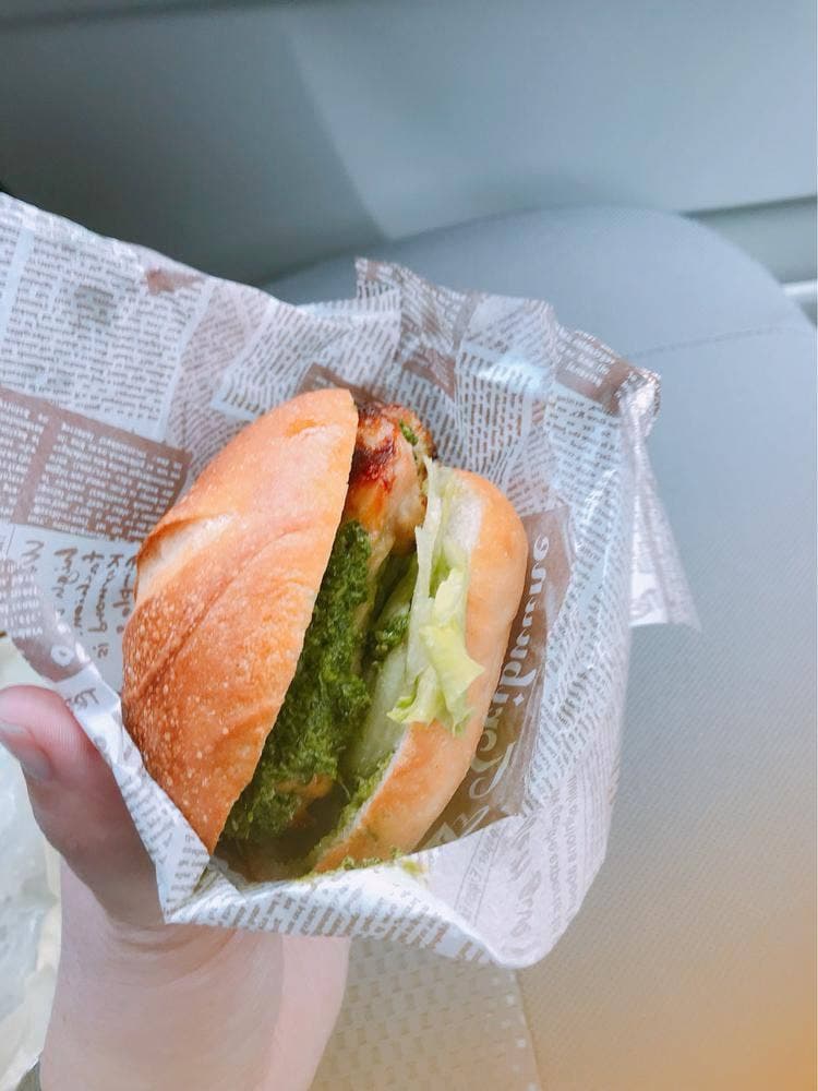 もりの下のパン店