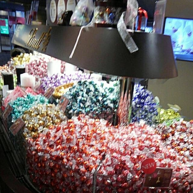 リンツ ショコラ ブティック ペリエ千葉店 - サブ画像1