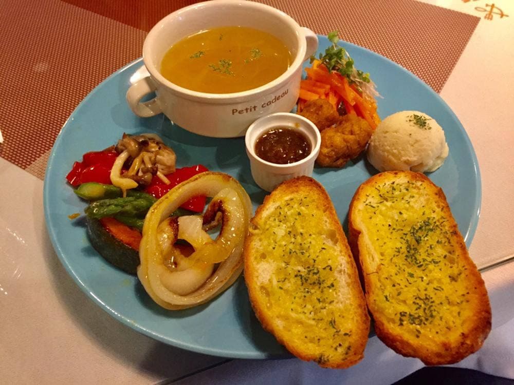 Vegan cafe Heaven's kitchen Hell's bar