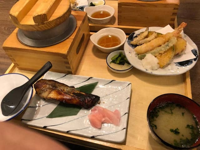 活魚問屋 まぐろ すし 魚☆きんぐ - サブ画像1