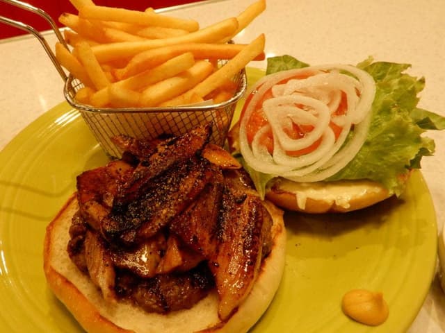 アメリカンレストラン イーワイズ - サブ画像1