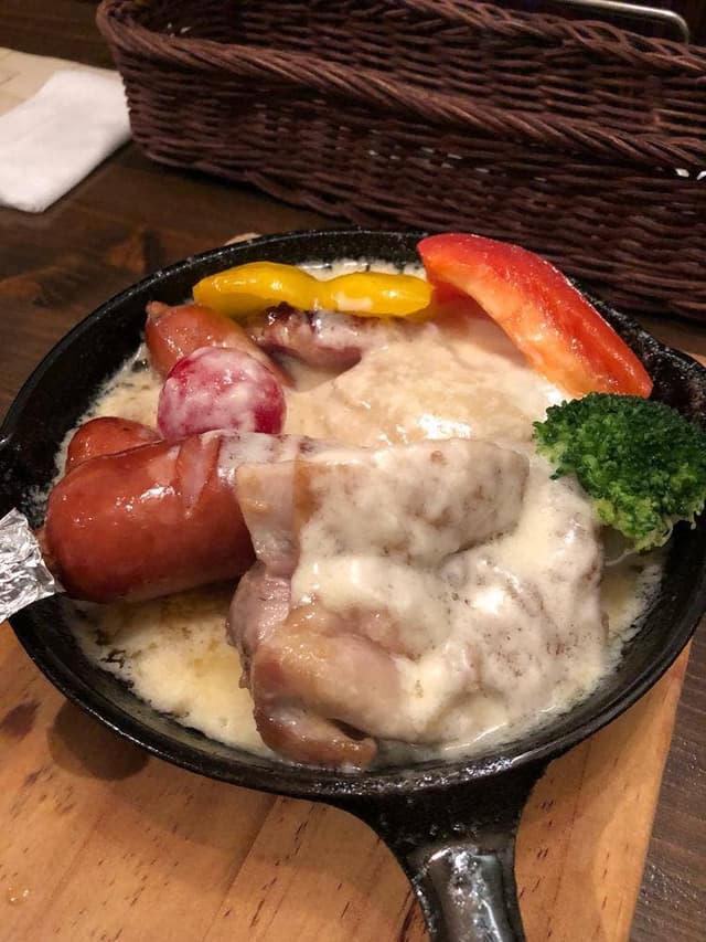 ラクレットチーズ＆肉バル LODGE 大宮店 - サブ画像1