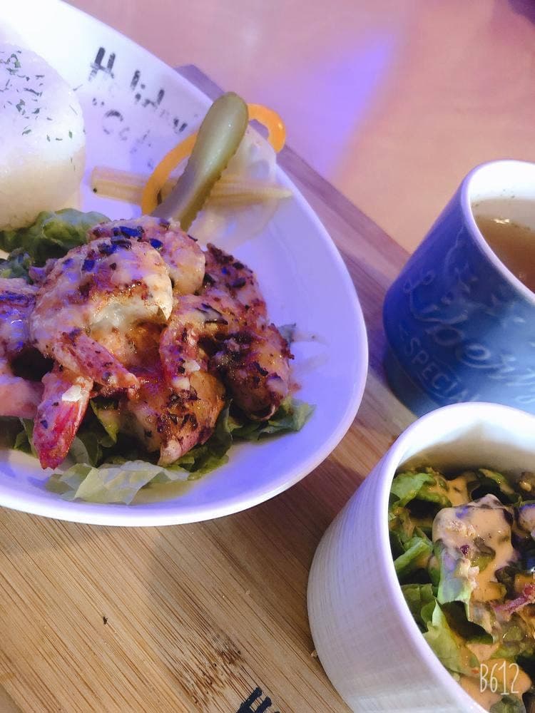 HOLIDAY'S "CAFE"