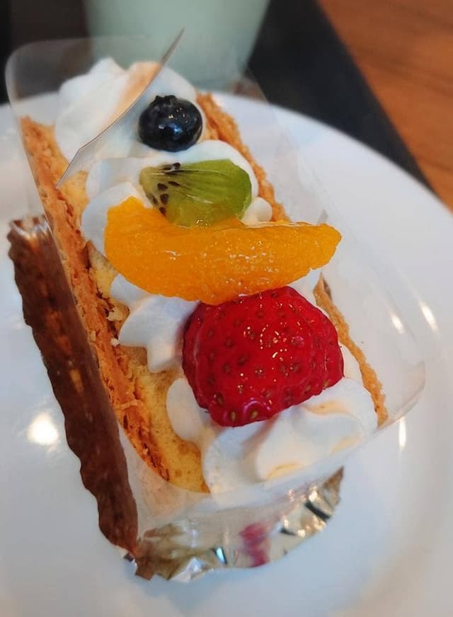 Mafche Dessert UN PETIT PEU パルティフジ衣山店 - サブ画像1