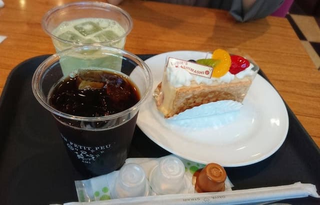 Mafche Dessert UN PETIT PEU パルティフジ衣山店 - サブ画像3