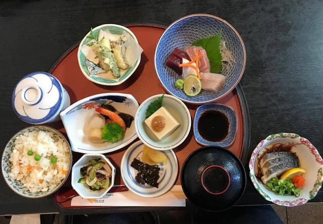季節料理 衣笠 - サブ画像1