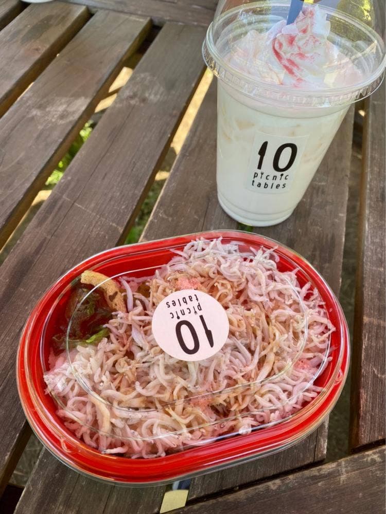 10 picnic tables