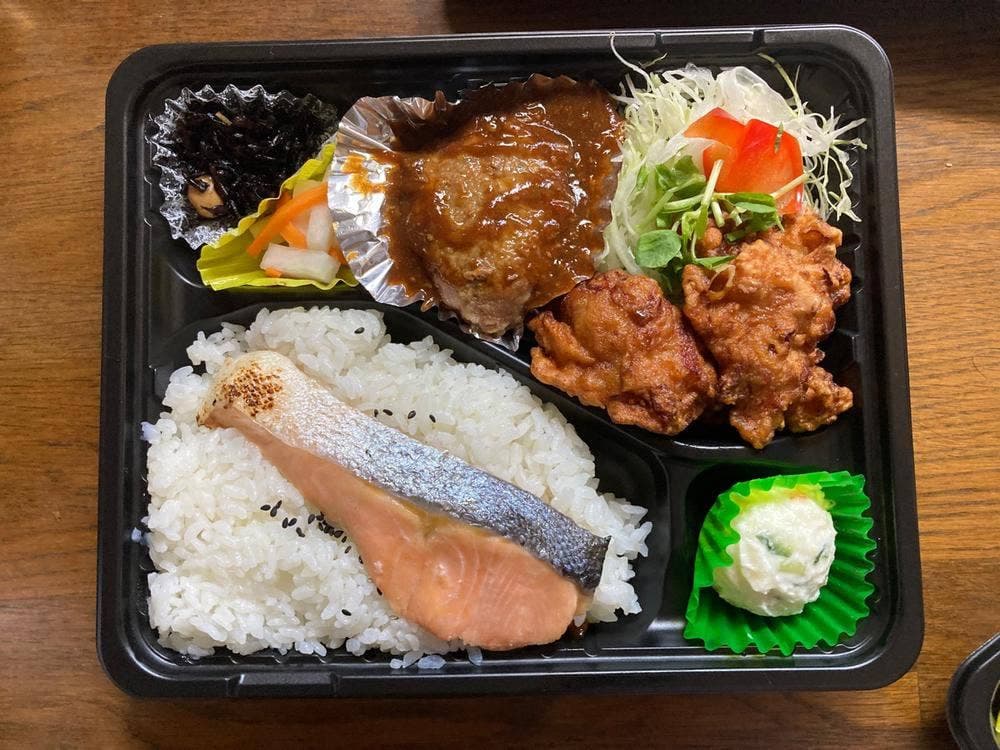 オープンキッチンの弁当屋 あさ川