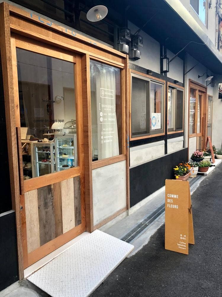 Comme Des Fleurs: Flower Cafe & Bar