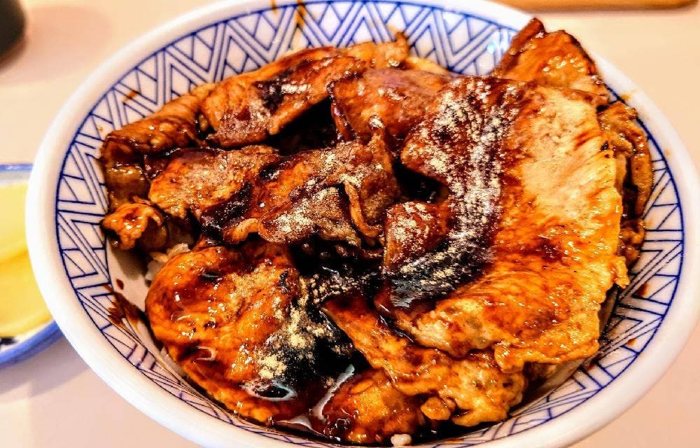 豚丼 まむろ