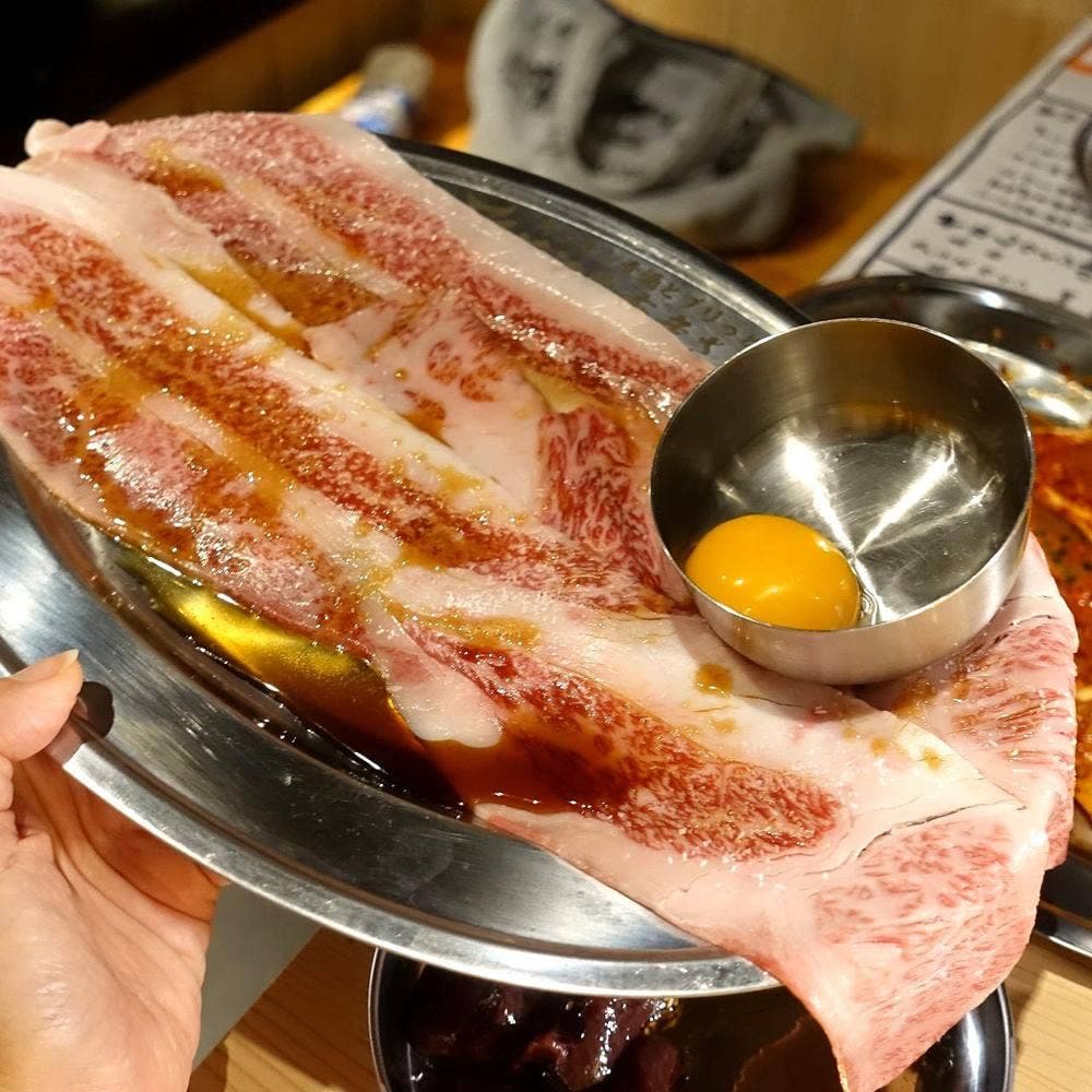 キンキン麦酒とプリッと小腸 近江牛畜産さかえ