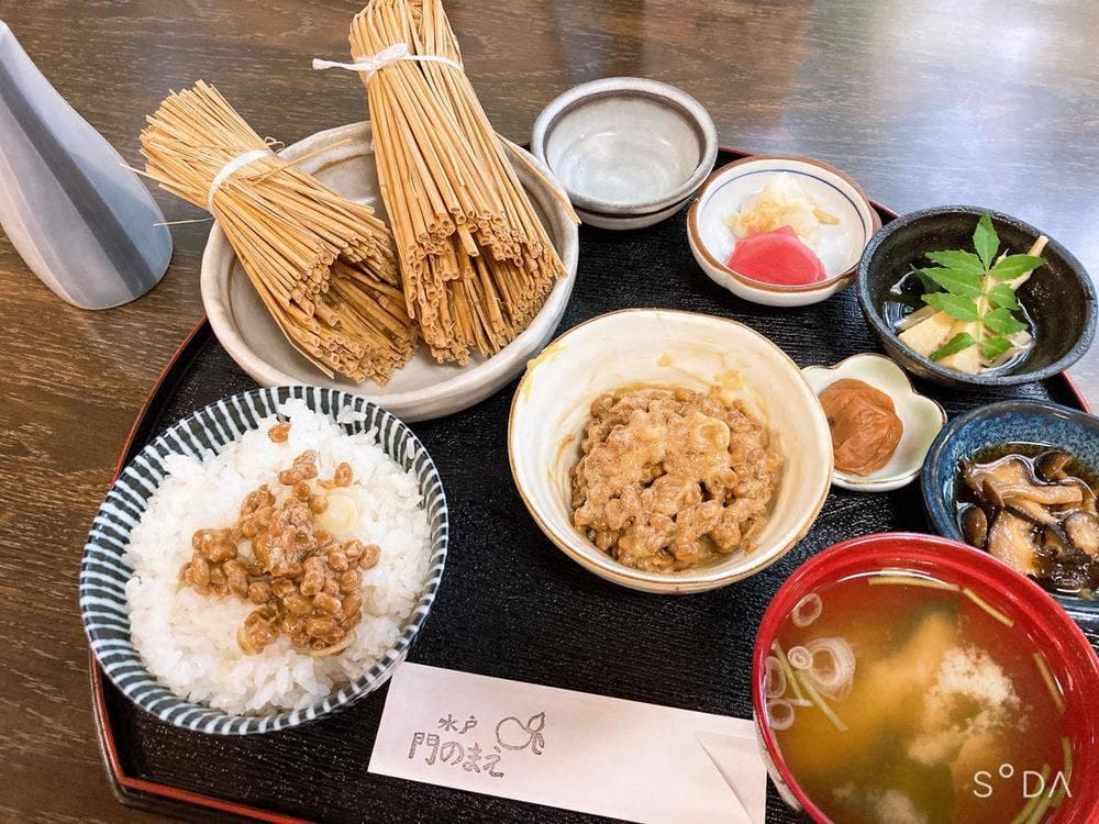 水戸 門のまえ