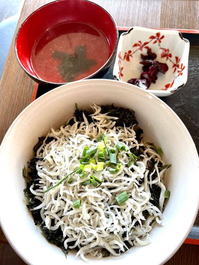 葉山餃子と岩のりしらす丼 葉山港湾食堂 - サブ画像1