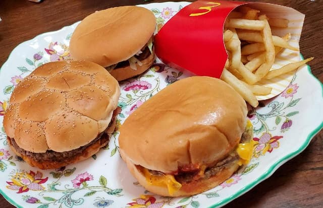 マクドナルド 20号つつじヶ丘店 - サブ画像1